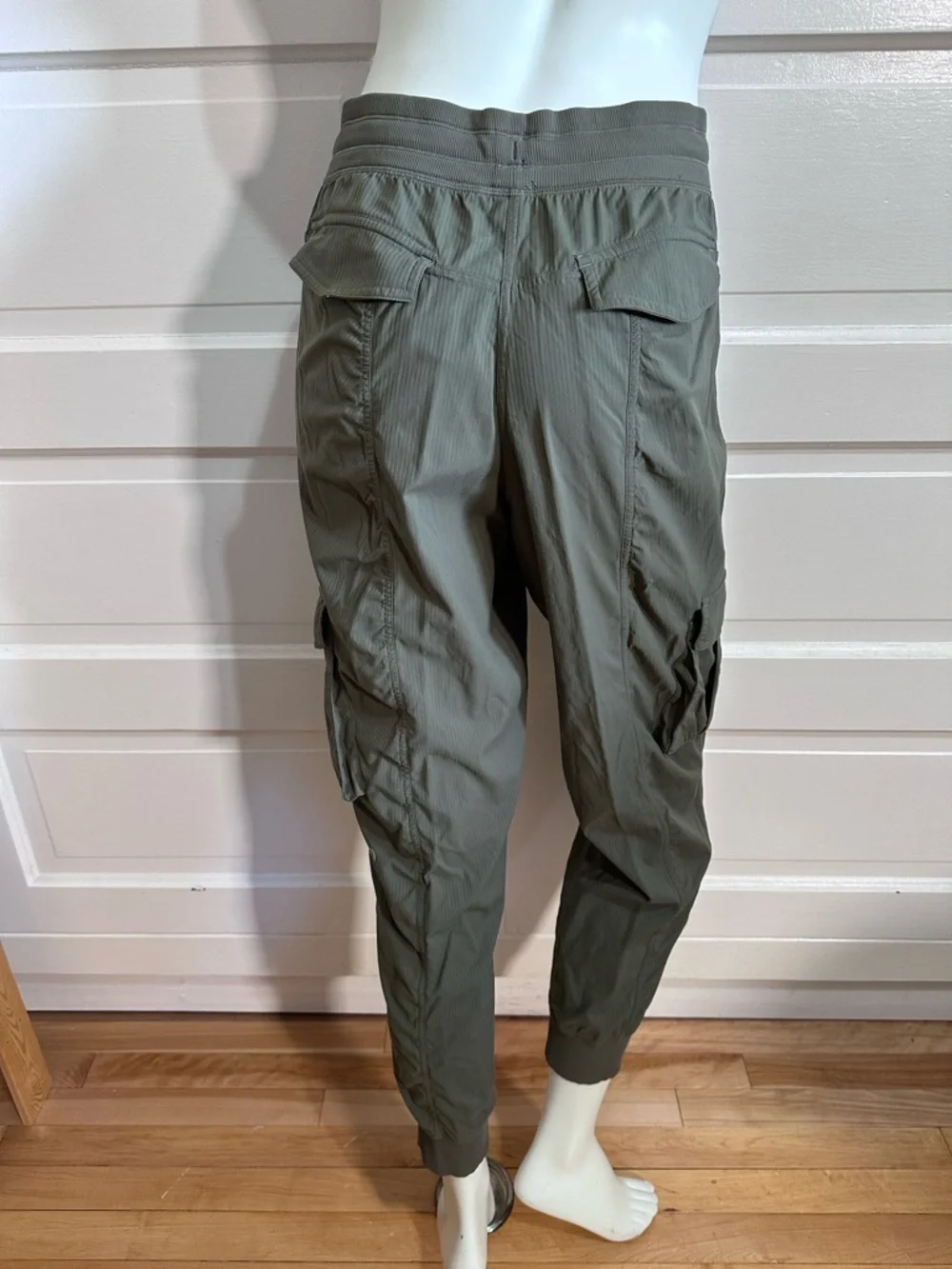 Lululemon Dance Studio Relaxed-Fit Mid-Rise Cargo Jogger Size M Army Green $128 - Picture 5 of 7